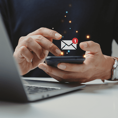 Geschäftsmann empfängt neue E-Mail auf dem Smartphone – digitale Kundenkommunikation mit Clean Unit.