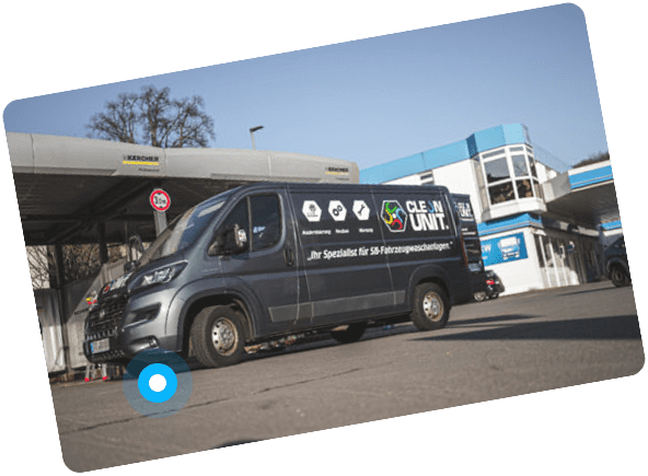 Clean Unit Servicefahrzeug vor SB-Waschanlage – 2017 Entwicklung von Dosierpumpen und Frostschutzsystemen zur Effizienzsteigerung.