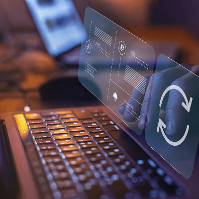 Hand interagiert mit virtuellem Update-Symbol auf Laptop – digitale Softwarepflege und Systemwartung bei Clean Unit.