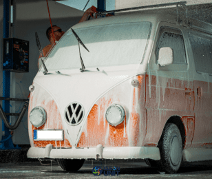 Oldtimer VW-Bus wird mit Aktivschaum in einer modernen Clean Unit SB-Waschanlage gereinigt.
