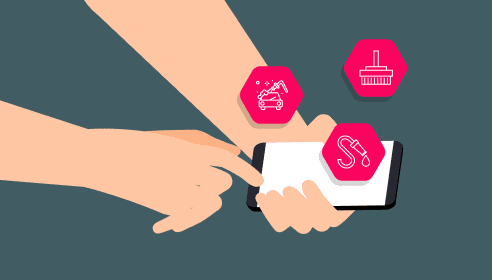 Person steuert per Smartphone eine Clean Unit Smart Unit App mit Funktionen zur digitalen Bedienung einer SB-Waschanlage.